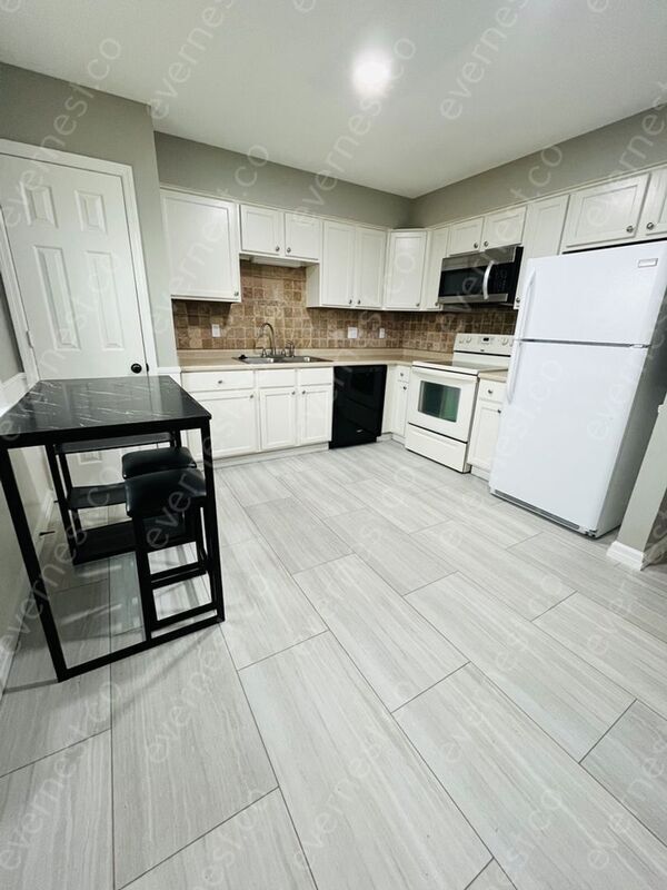 Building Photo - 719 Fox Ridge Dr