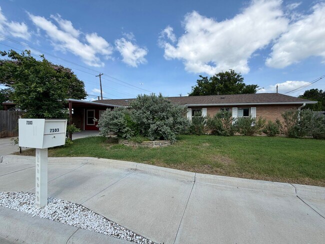 Foto del edificio - 7103 Twin Crest Dr