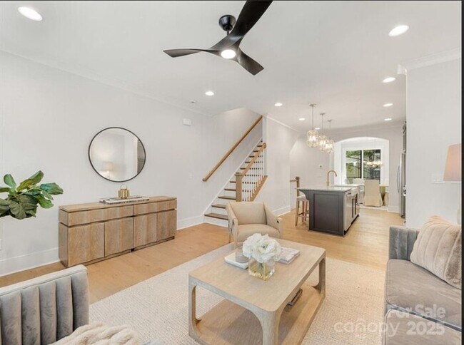 Foto del edificio - A cozy and spacious 4-bedroom, 5-bath home...