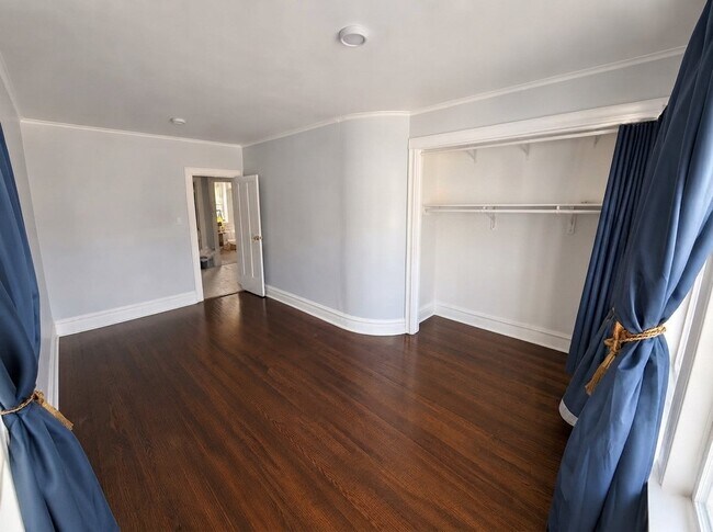 Building Photo - 4718 W Wrightwood Ave