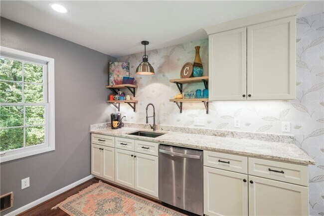 Building Photo - 4024 Longview Dr