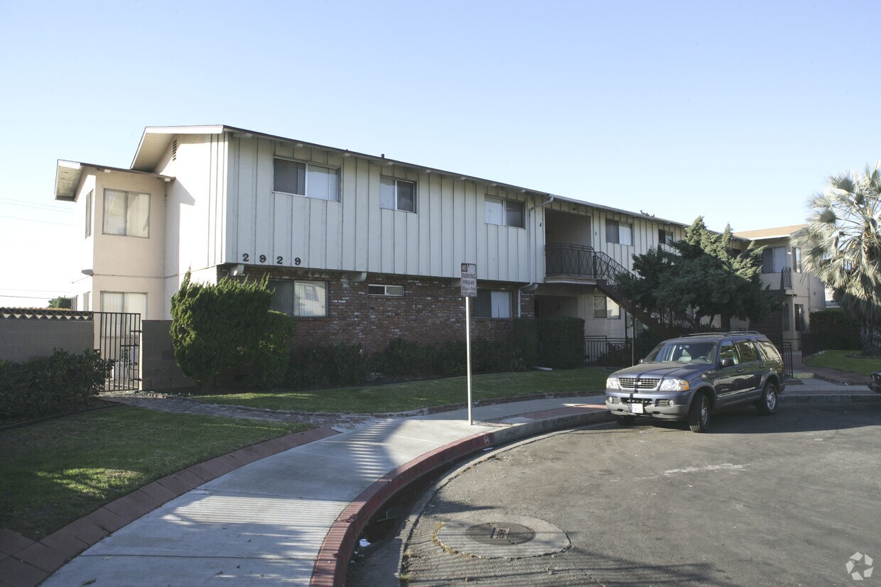 Foto principal - 2929 W Rosecrans Ave