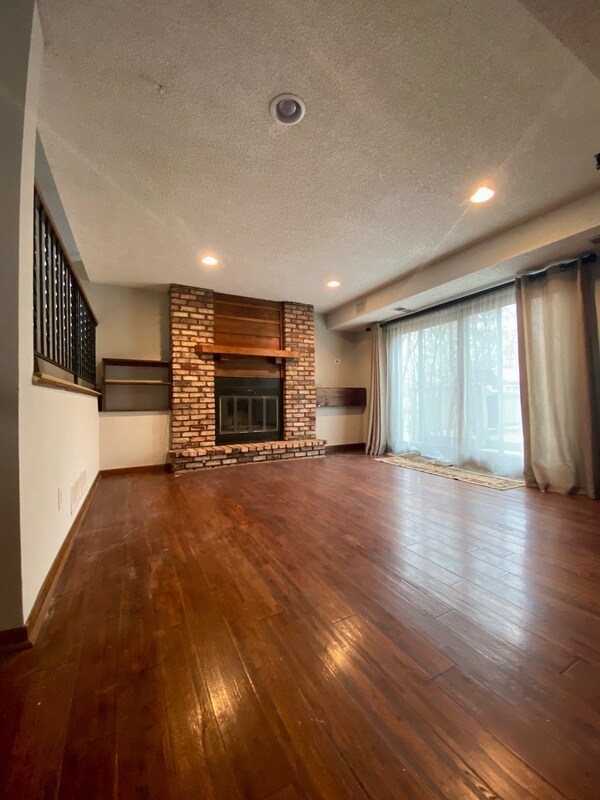 Building Photo - 3905 Harbor Ln N