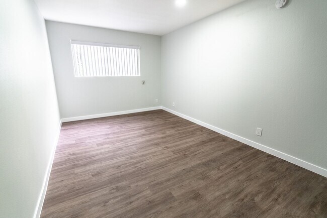 Interior Photo - 616 North Sweetzer Avenue