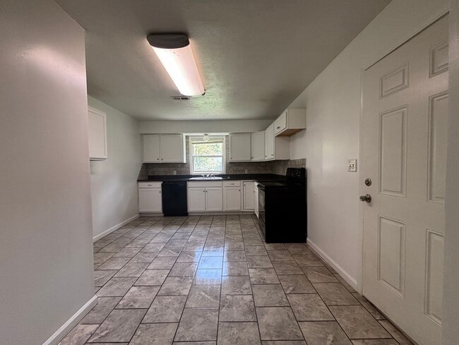 Building Photo - Rent this Beautiful 2 Bedroom 1 Bath Home