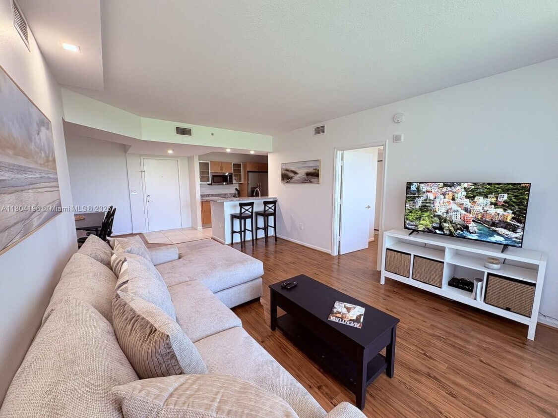 Foto principal - 18800 NE 29th Ave