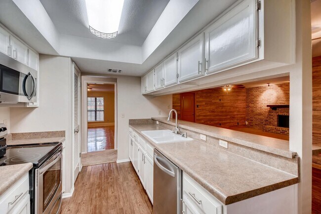 Building Photo - Spacious floor plan in established neighbo...