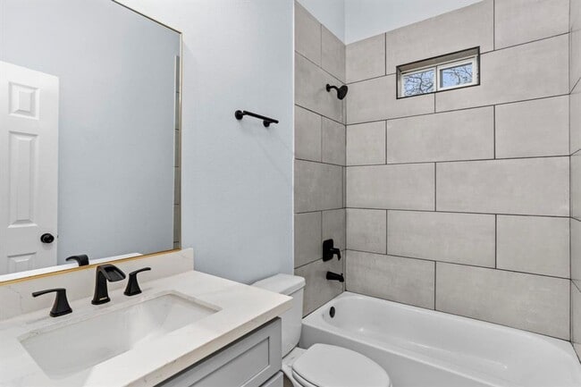 Building Photo - 1010 Junell St