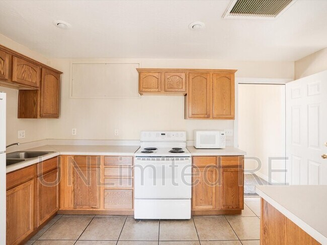 Building Photo - 1487 E Payton Way