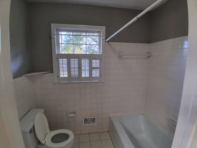 Building Photo - 3 Bedroom/2 Bath Home in Valdosta!