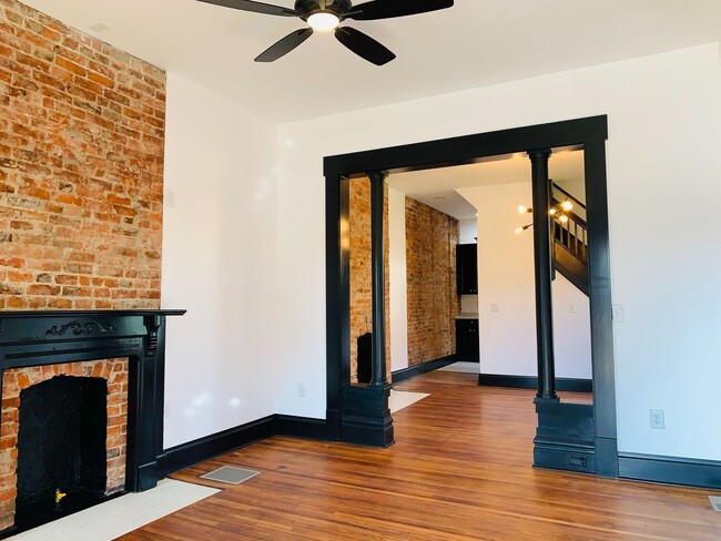 Building Photo - 3 Bedroom 2.5 Bath Just Steps from Franklin Park!!