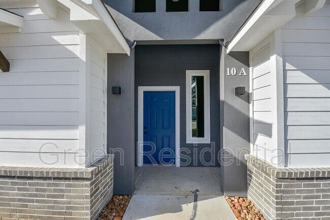 Foto del edificio - 10317 Lake Rd Building 10C