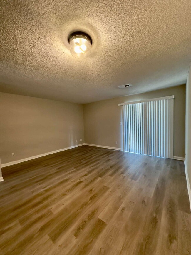 Building Photo - Charming 2 Bed 1.5 Bath!