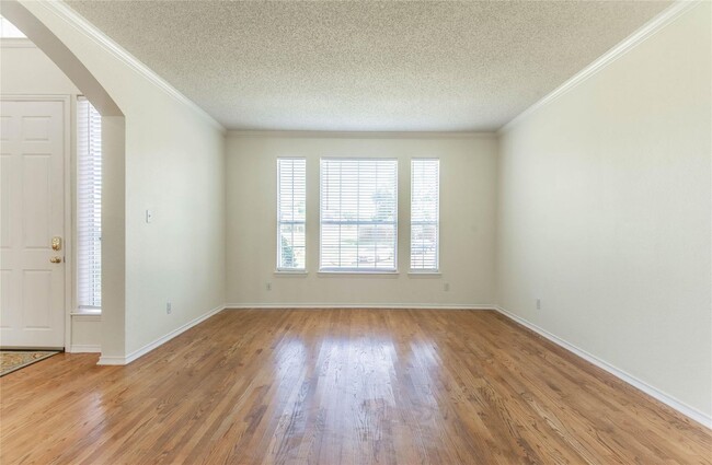 Building Photo - Nicely updated home in the heart of West P...