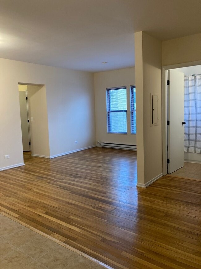Building Photo - East Rogers Park Three Bedroom/Two Bath *I...