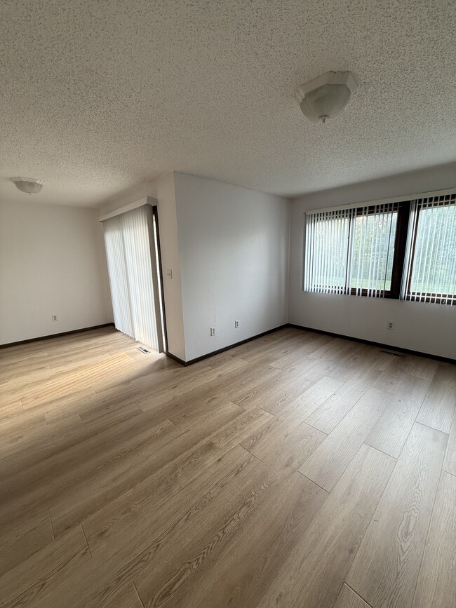 Building Photo - 3915 Southlawn Rd