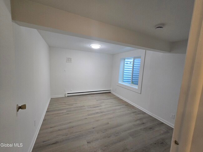 Foto del edificio - 79 Middle Rd