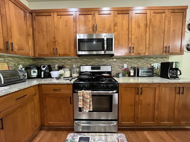 Foto del edificio - Beautiful 4Bd + 2Ba With Gorgeous Green Vi...