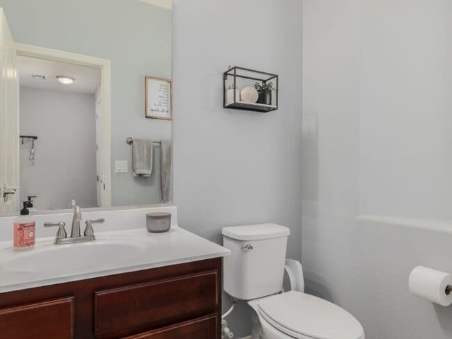 Foto del edificio - Premium 3 bed, 2.5 bath end condo in East ...