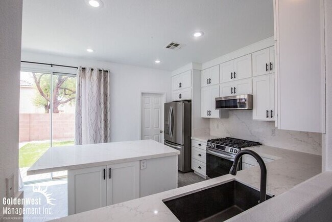 Foto del edificio - Beautifully Updated 3Bdm 2Ba Home with Modern Kitchen and Private Backyard