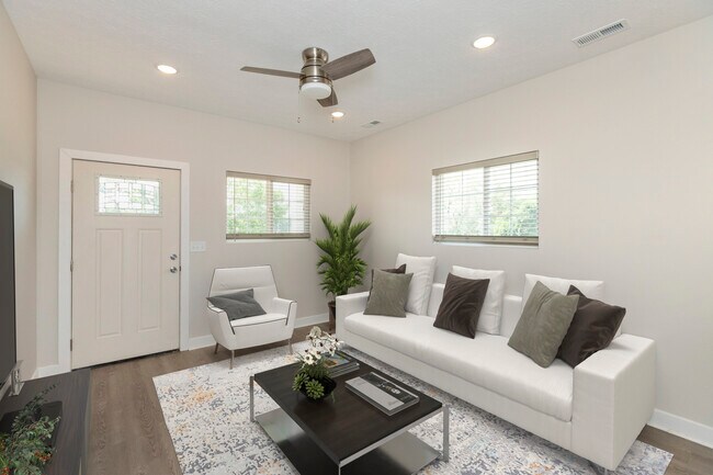 Sala de estar - 2143 Columbia Ave