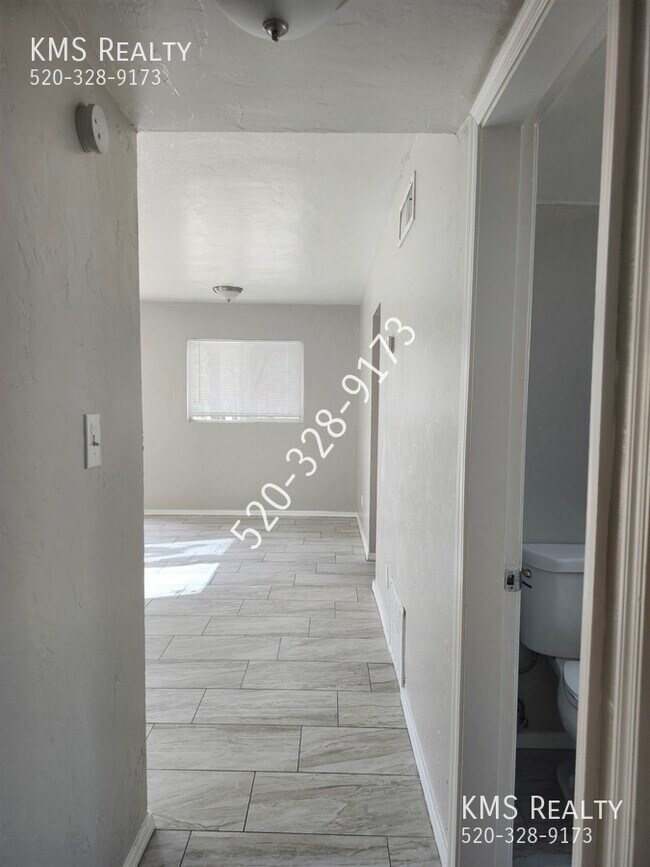 Foto del edificio - 4520 E Douglas St