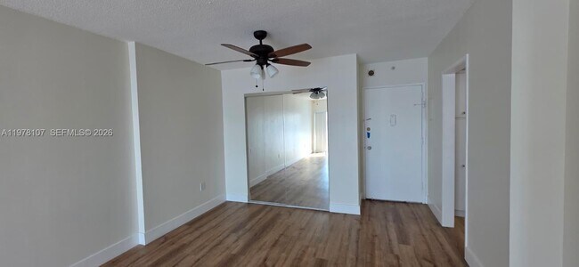 Foto del edificio - 400 Kings Point Dr