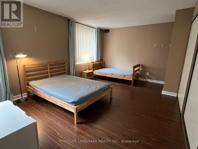 Photo du bâtiment - 633-633 Bay St.