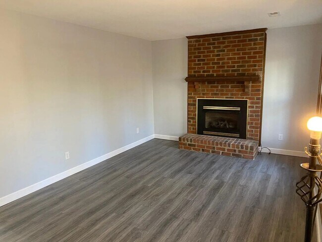 Building Photo - Adorable 4/2 with huge yards