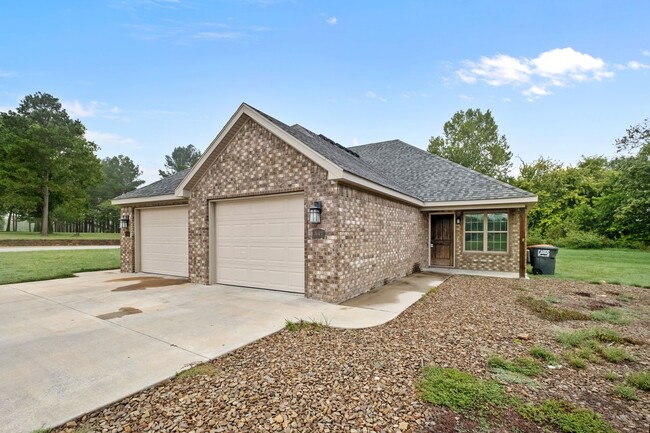 Building Photo - 445 Oakwoods Dr Duplex
