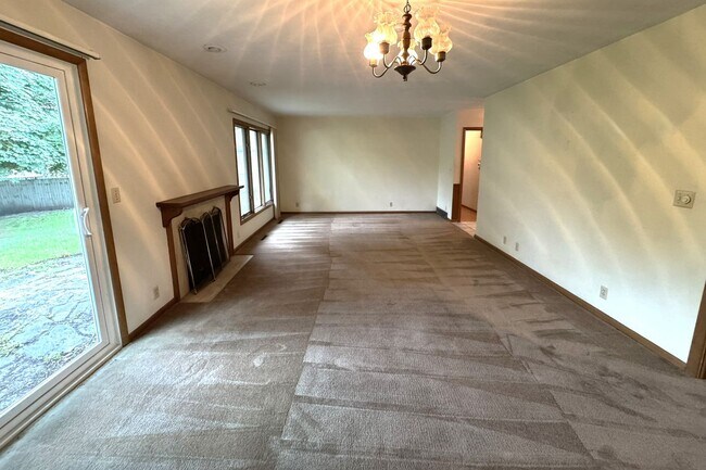 Building Photo - Large 3 Bedroom Home in North Ames just of...
