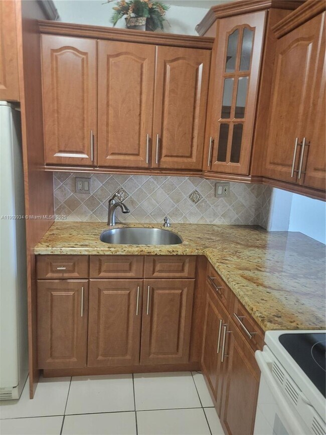 Foto del edificio - 120 Royal Palm Rd