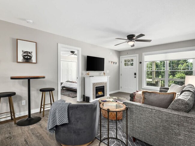 Foto del edificio - 99999 Enka Lake Ln