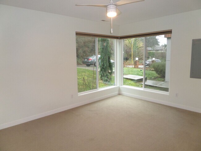 Foto del edificio - Immaculate and LARGE 4-Bedroom Home in Unb...