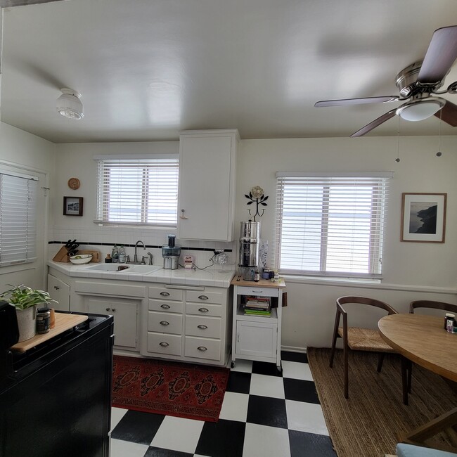 Foto del edificio - 4441 Hazeltine Ave