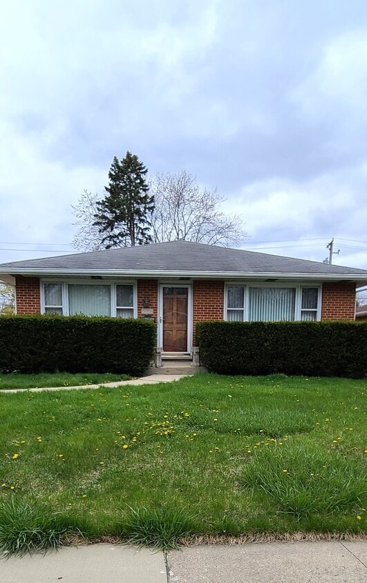 2038 N Jackson St, Waukegan, IL 60087 House Rental in Waukegan, IL