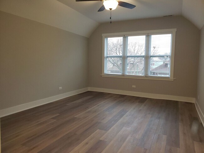Building Photo - 3035 N Kilpatrick Ave