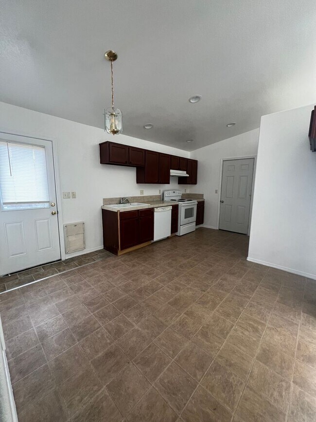 Foto del edificio - Newly Renovated 3 Bedroom, 1 Bathroom Home...