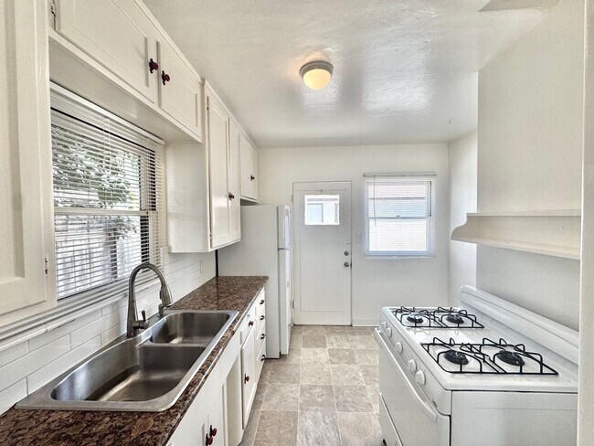 Building Photo - 4826-4832 Del Mar Avenue