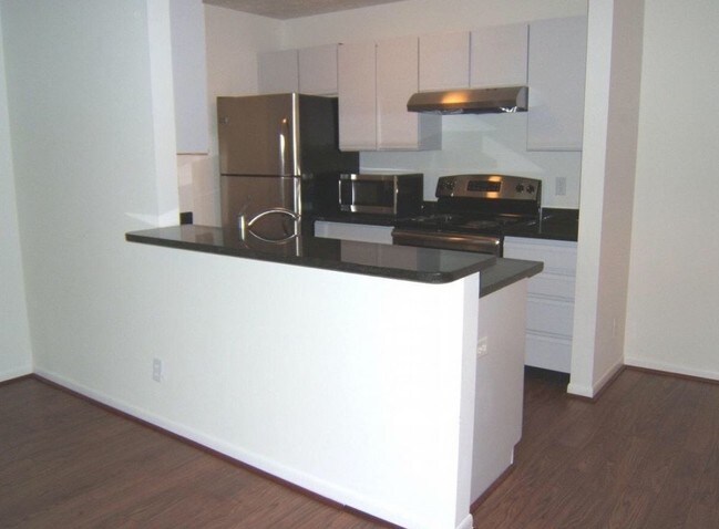 Building Photo - Renovated Convenient 2BR 2BA Condo in Kenwood