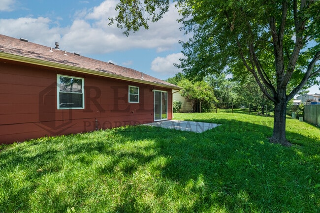 Building Photo - 5915 E Pembrook Cir