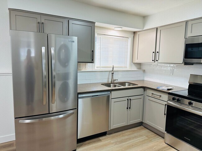 Building Photo - Fresh Remodel, Pet Friendly 2 bedroom in B...