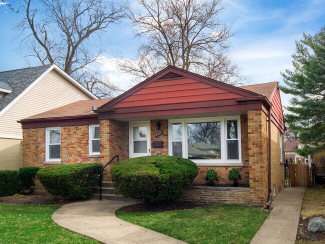 Foto del edificio - 8727 Hamlin Ave