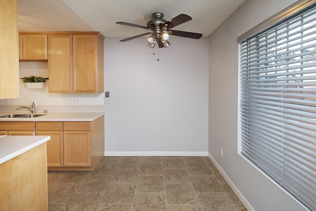 Foto del edificio - 2112 Garnet Ave