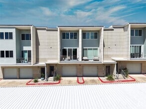 Building Photo - 604 N Bluff Dr