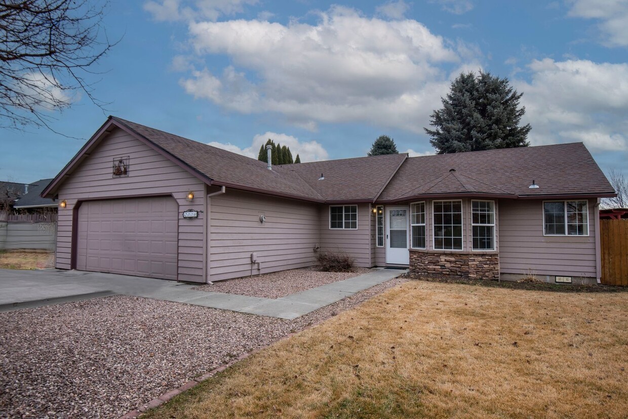 Primary Photo - Beautiful 3-Bedroom Home with Large Fenced...