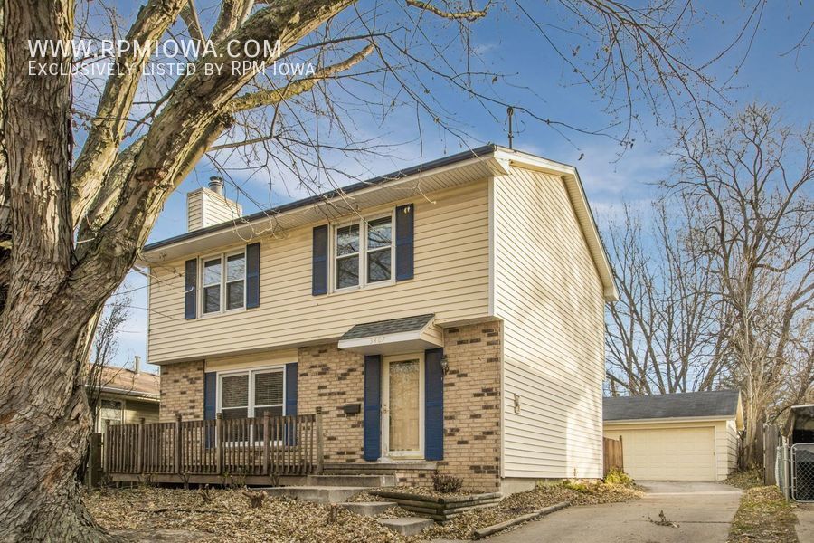 GREAT LOCATION!! 4 Bedroom, 2.5 Bath Home House Rental in Des