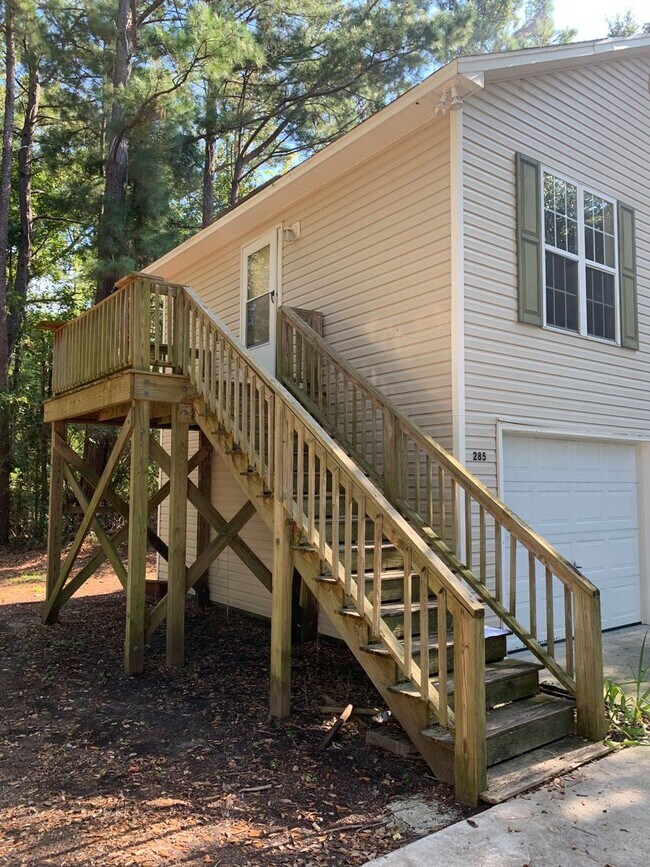 Building Photo - 1 Bedroom, 1 Bathroom House w/Garage Avail...