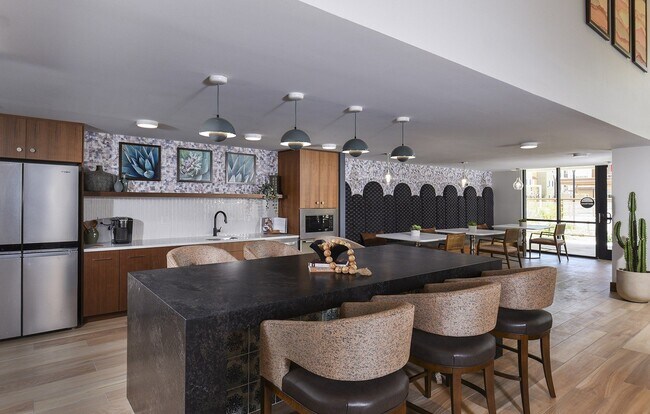 Foto del edificio - Suncrest Vista at Canyon Trails 55+ Apartments