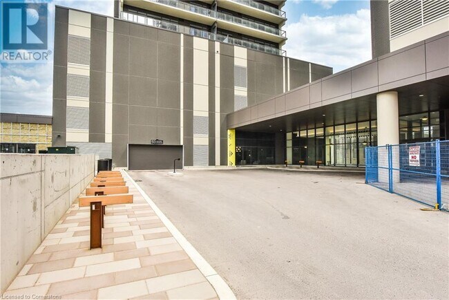 Photo du bâtiment - 50 Grand Ave S
